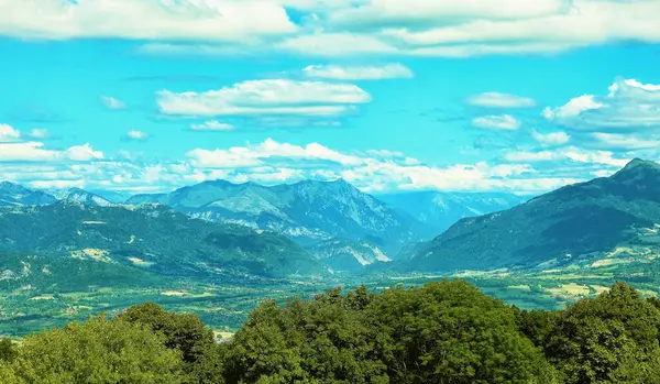 Saleve Dağı 'nın tepesinden Alpler' in panoramik manzarası. Cenevre ve Fransa kantonunun sınırı.
