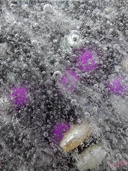 冰块中的珠子 冰块的宏观照片 — 图库照片