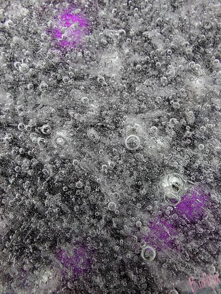 冰块中的珠子 冰块的宏观照片 — 图库照片