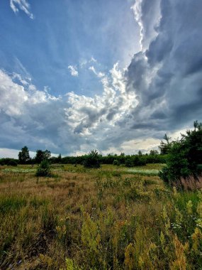Gökyüzünde parlayan bulutlar