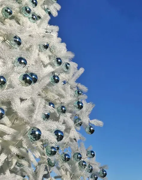 Mavi süslemeleri ile beyaz Noel ağacı