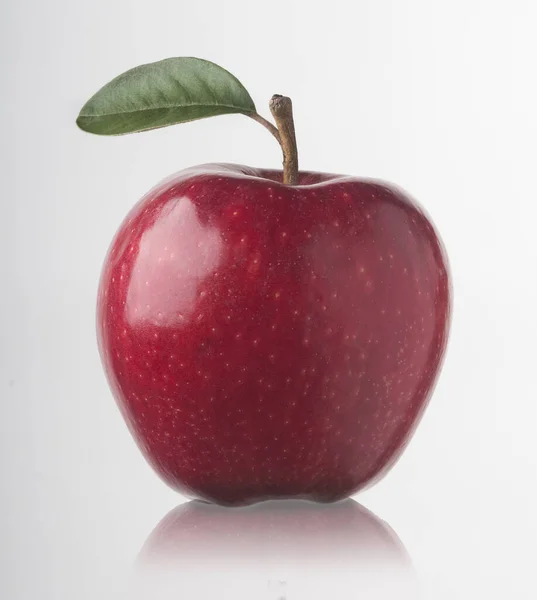 Φρέσκο Και Όμορφο Κόκκινο Μήλο Λευκό Φόντο Φωτογραφία Αρχείου