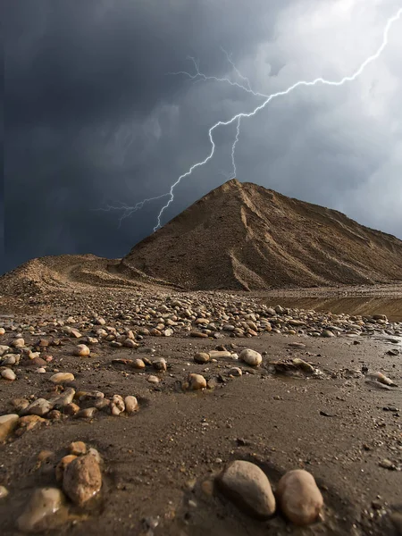 戏剧化的云彩和一场暴风雨在一片苍翠的土地上的开始 免版税图库照片