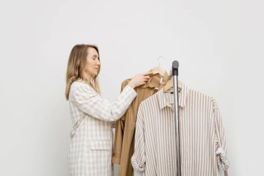 Minimalist, yavaş moda kıyafetlerin yanında zarif bir kadın..