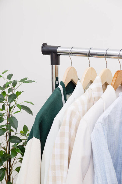 Вешалка для одежды - Капсульный экологически чистый гардероб.