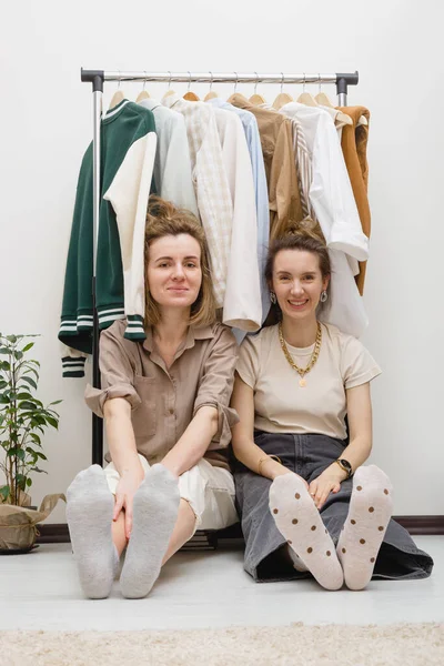 Koncept För Garderobsorganisation Två Kvinnliga Vänner Som Sitter Klädhängare — Stockfoto