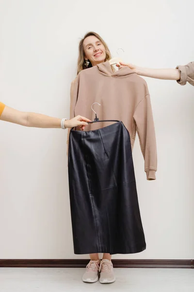 Bir Kadın Için Elbise Asacak Iki Moda Alışveriş Konsepti — Stok fotoğraf