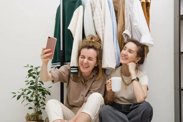 Armadio Concetto Organizzazione Due Amiche Fare Selfie Vicino Clothes Rack — Foto Stock