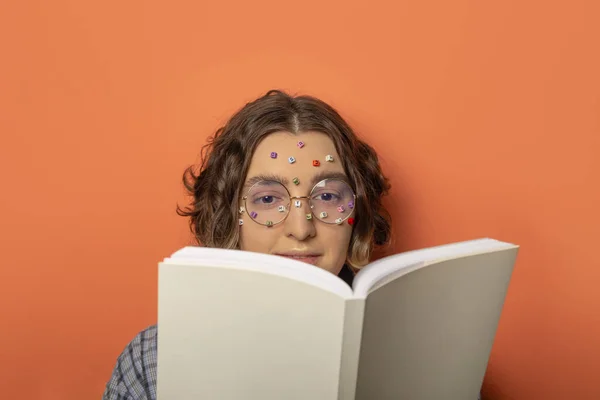 Studentin Liest Buch Mit Buchstaben Gesicht Kreatives Studienkonzept — Stockfoto