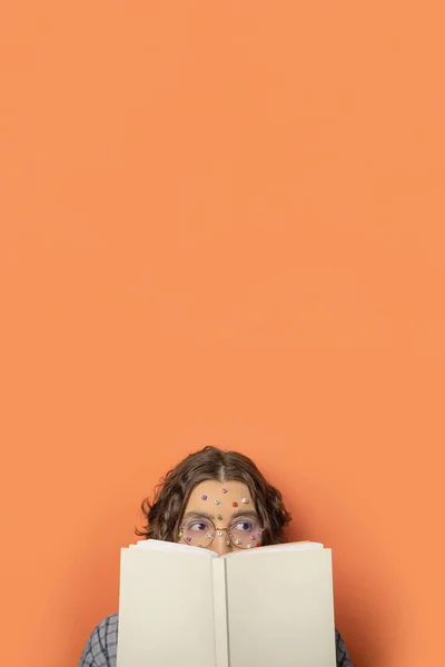Yüzünde Harfler Olan Kitap Okuyan Kız Öğrenci Yaratıcı Çalışma Kavramı — Stok fotoğraf