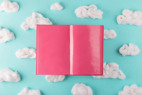 Концепция Письменного Стола Розовая Открытая Книга Облаками Вид Сверху — стоковое фото