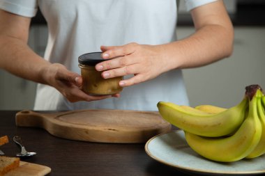 Fıstık ezmesi mutfakta kadınların elinde..