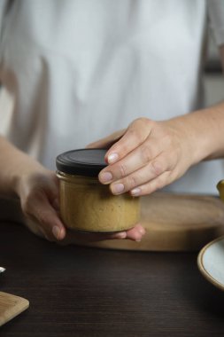 Fıstık ezmesi mutfakta kadınların elinde..