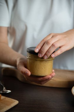 Fıstık ezmesi mutfakta kadınların elinde..