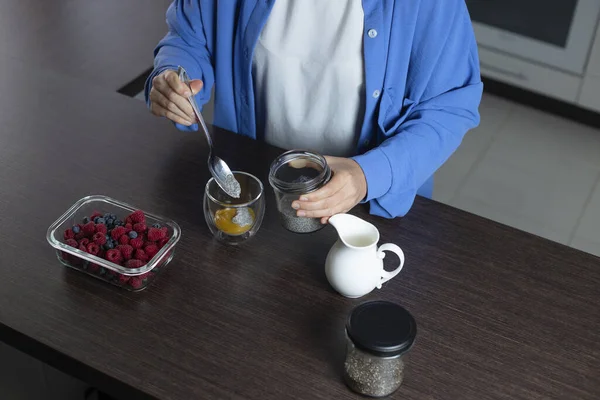 Sağlıklı vejetaryen tatlı - mango ve böğürtlenli chia pudingi. Ev yemeği..