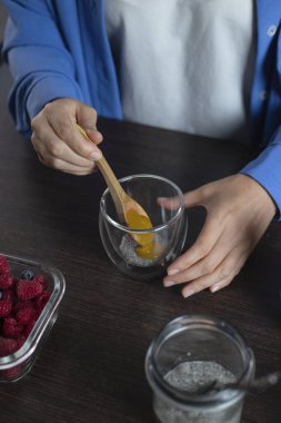 Sağlıklı vejetaryen tatlı - mango ve böğürtlenli chia pudingi. Ev yemeği..