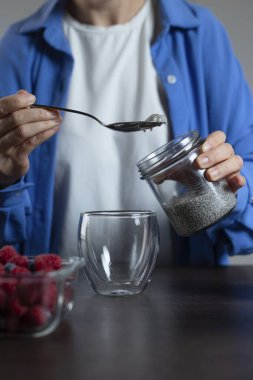 Sağlıklı vejetaryen tatlı. Çilekli puding. Ev yemeği..