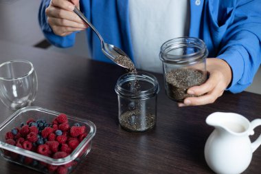 Sağlıklı vejetaryen tatlı. Çilekli puding. Ev yemeği..