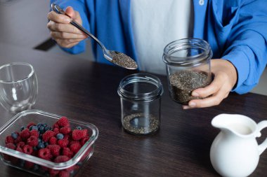 Sağlıklı vejetaryen tatlı. Çilekli puding. Ev yemeği..