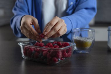 Ahudududulu chia pudingi pişirmek. Ev yapımı sağlıklı tatlı..