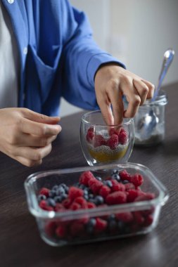 Ahudududulu chia pudingi pişirmek. Ev yapımı sağlıklı tatlı..
