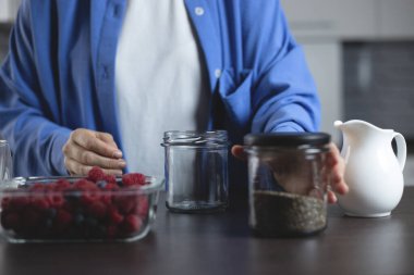 Sağlıklı vejetaryen tatlı. Çilekli puding. Ev yemeği..
