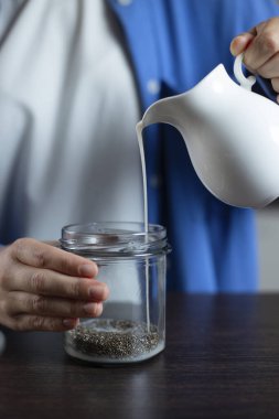 Sağlıklı vejetaryen tatlı. Çilekli puding. Ev yemeği..