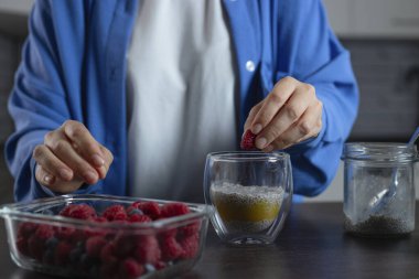 Ahudududulu chia pudingi pişirmek. Ev yapımı sağlıklı tatlı..