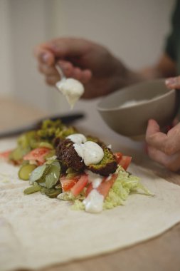 Adam ev yapımı falafel yemeği pişiriyor..