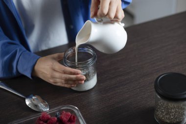 Sağlıklı vejetaryen tatlı. Çilekli puding. Ev yemeği..