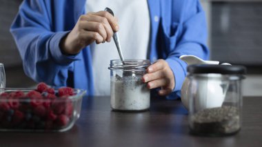 Sağlıklı vejetaryen tatlı. Çilekli puding. Ev yemeği..