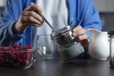 Sağlıklı vejetaryen tatlı. Çilekli puding. Ev yemeği..