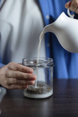 Sağlıklı vejetaryen tatlı. Çilekli puding. Ev yemeği..