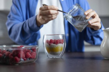 Ahudududulu chia pudingi pişirmek. Ev yapımı sağlıklı tatlı..