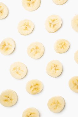 Beyaz arka planda dilimlenmiş muz deseni. Asgari resim.