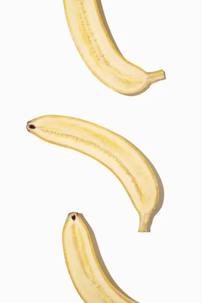 白い隔離された背景にバナナの半分 — ストック写真