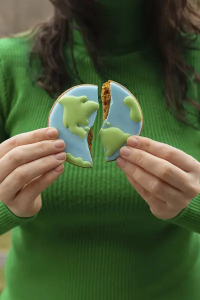 Розбите Печиво Формі Землі Концепція Дня Землі Екологічна Проблема Стокова Картинка