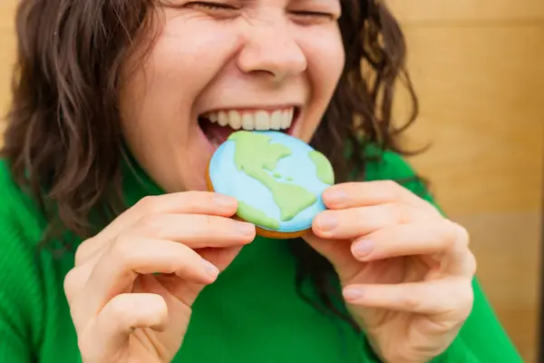 Концепція Дня Землі Жінка Кусає Печиво Формі Землі Ліцензійні Стокові Фото