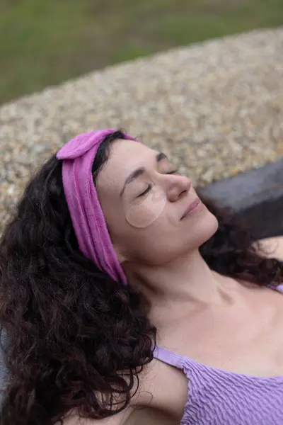 Une Femme Dans Haut Violet Avec Des Patchs Dans Spa Images De Stock Libres De Droits