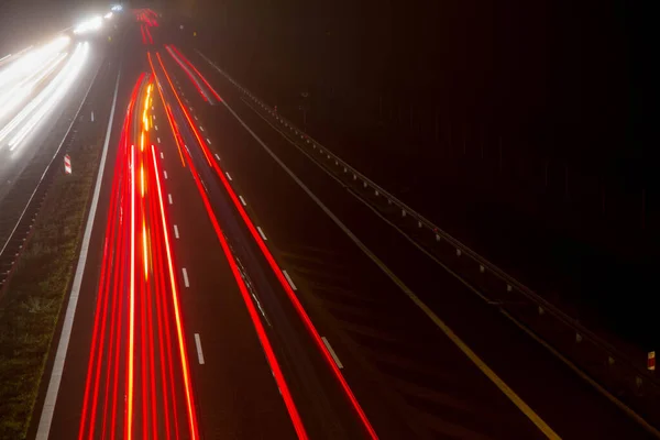 道路の下に見られる夜の車のライトトレイル 長い露出 — ストック写真