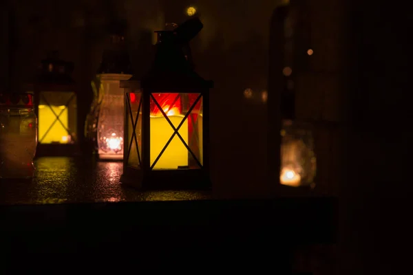 Ночью Кладбище Зажигаются Свечи — стоковое фото