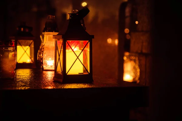 Votivkerze Brennt Nachts Auf Einem Friedhof — Stockfoto