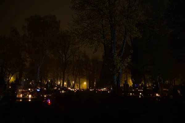 ポーランドのオール ハロー 英語版 の墓地で焼かれた自動車用ろうそく — ストック写真