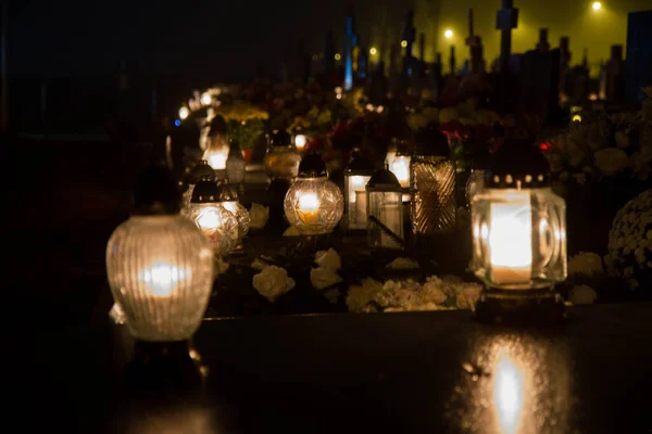 Ночью Кладбище Зажигаются Свечи — стоковое фото