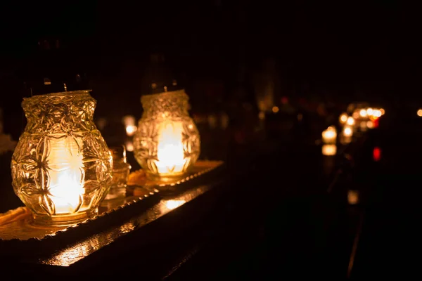 Гостра Свічка Горить Цвинтарі Вночі — стокове фото