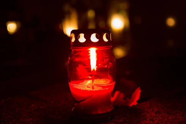 Votive Svíčky Hořící Hřbitově Noci — Stock fotografie