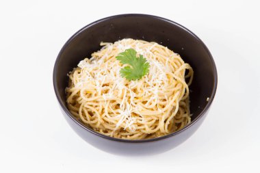 Sarı biberli spagetti rendelenmiş mozzarella peyniri ile kaplanmış kişniş ile süslenmiş. 