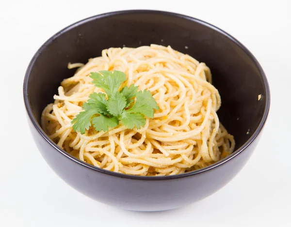 Espaguetis Pesto Pimiento Amarillo Decorado Con Cilantro Tazón Negro Sobre —  Fotos de Stock