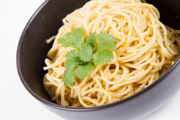 Yellow Pepper Pesto Spaghetti Decorated Coriander Black Bowl White Background — Stock Photo, Image