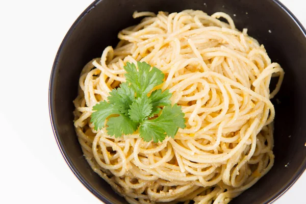 Žlutý Pepř Pesto Špagety Zdobené Koriandru Černé Misce Bílém Pozadí — Stock fotografie